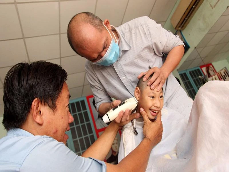 đưa con đi cắt tóc