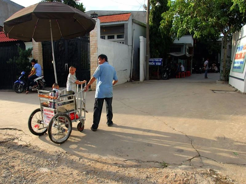 Anh Nghị đưa con đi bán kẹo