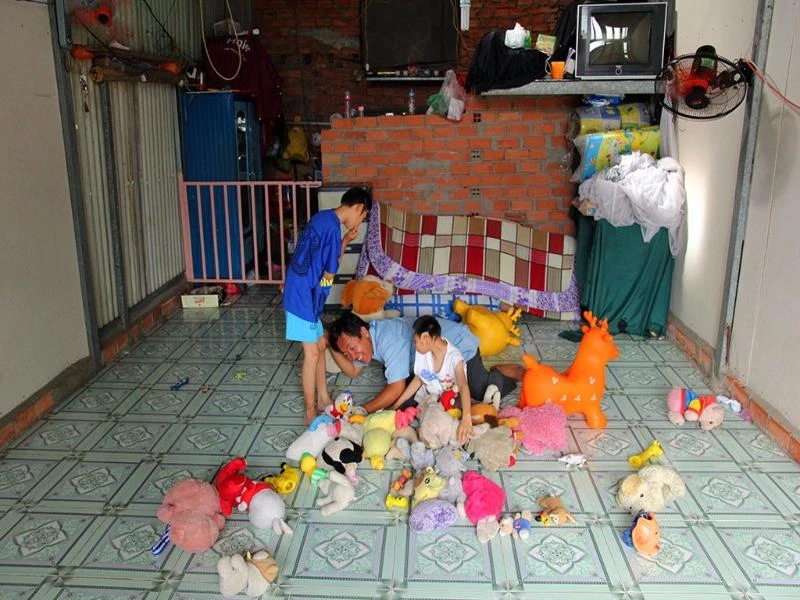 Hai đứa con thích chơi gấu bông, nên anh Nghị để dành tiền sắm mới đồ chơi mới cho con, số còn lại được mọi người gửi tặng.