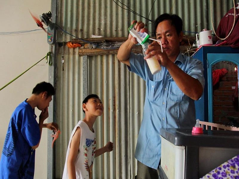 ằng ngày anh Nghị ở nhà chăm sóc hai đứa con, 4 giờ chiều ba cha con bắt đầu đi bán kẹo đến 22 giờ đêm mới về