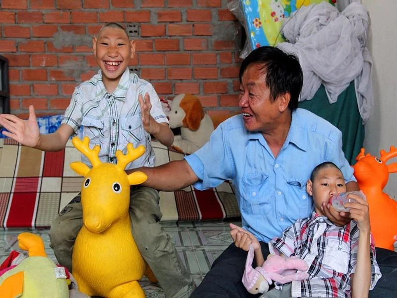 Nhìn hai đứa con vui đùa, chịu ăn chịu uống là niềm hạnh phúc nhất của người cha.