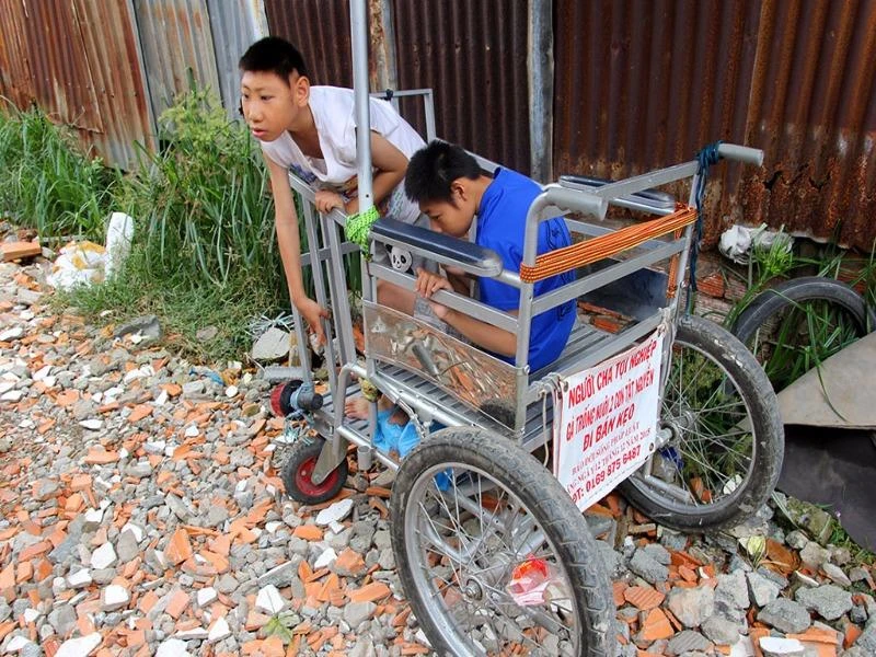 chơi trên chiếc xe lăn