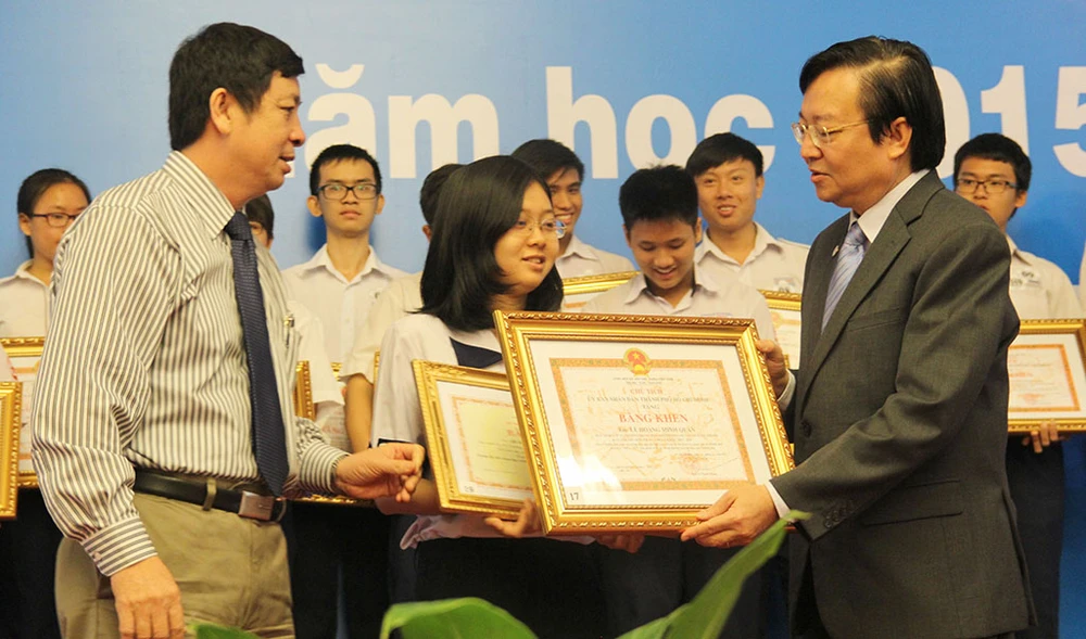 Ông Lê Hồng Sơn - Giám đốc Sở Giáo dục và Đào tạo TP.HCM (bìa phải) trao bằng khen cho học sinh giỏi tiêu biểu năm học 2015-2016.