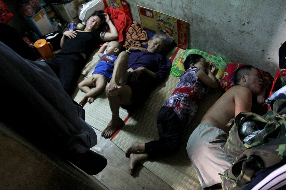 Đại gia đình đủ độ tuổi, già có, trẻ có, họ cùng chung sống với nhau trong một nhà.