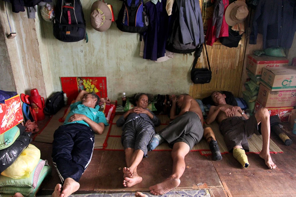 12 giờ trưa, một số người bán vé số về trước tranh thủ ngủ để chiều đi bán tiếp.