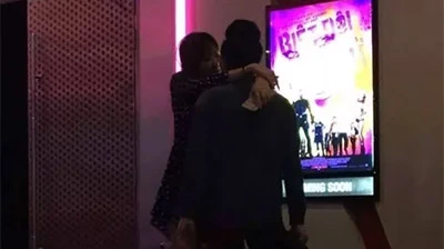 Video: Hari Won và Trấn Thành thân mật chốn đông người