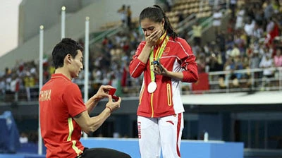 Màn cầu hôn lãng mạn của ngôi sao nhảy cầu TQ tại Olympic Rio 2016