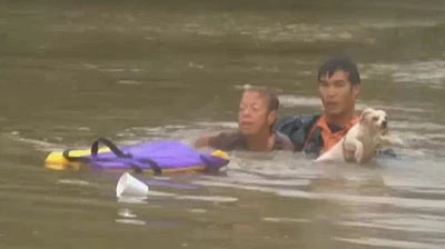 Chàng trai gốc Việt được ca ngợi là người hùng khi liều mình cứu phụ nữ suýt chìm trong lũ