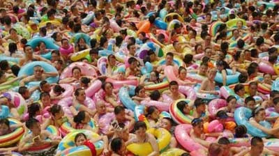 Kinh hoàng hơn 6.000 người Trung Quốc chen nhau trong hồ bơi