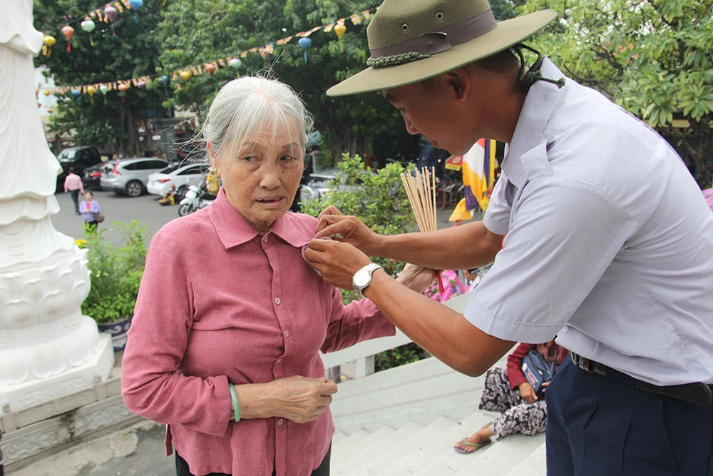 Già trẻ “đội nắng” lên chùa trong ngày lễ Vu lan ảnh 10