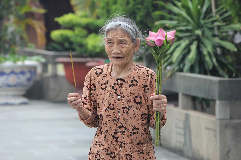 Già trẻ “đội nắng” lên chùa trong ngày lễ Vu lan ảnh 11