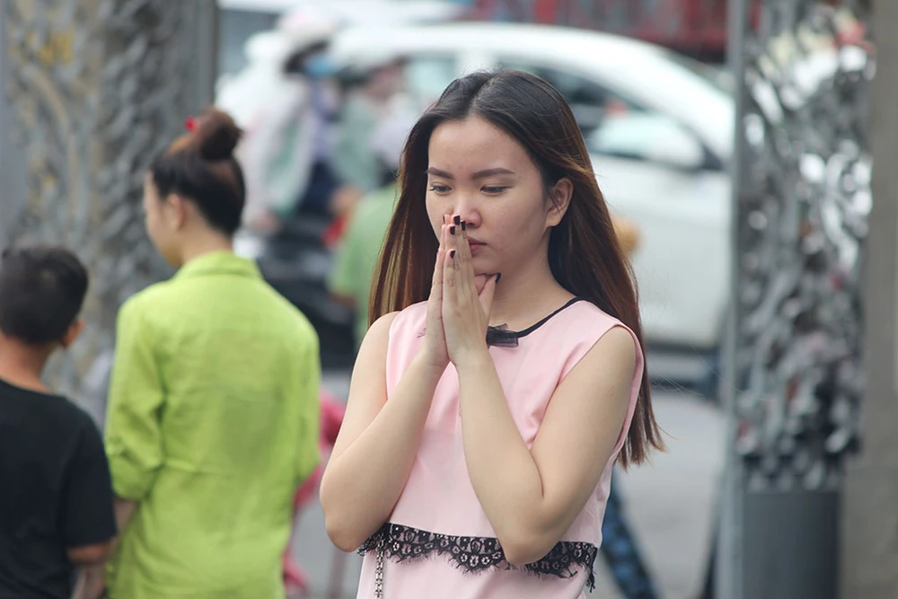 Già trẻ “đội nắng” lên chùa trong ngày lễ Vu lan ảnh 13