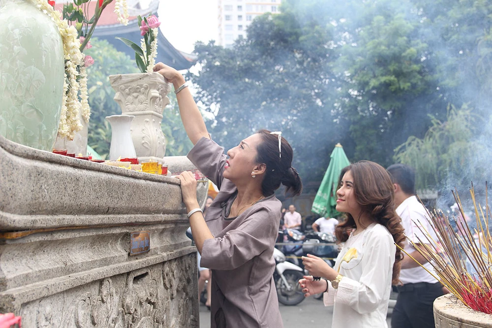 Già trẻ “đội nắng” lên chùa trong ngày lễ Vu lan ảnh 14