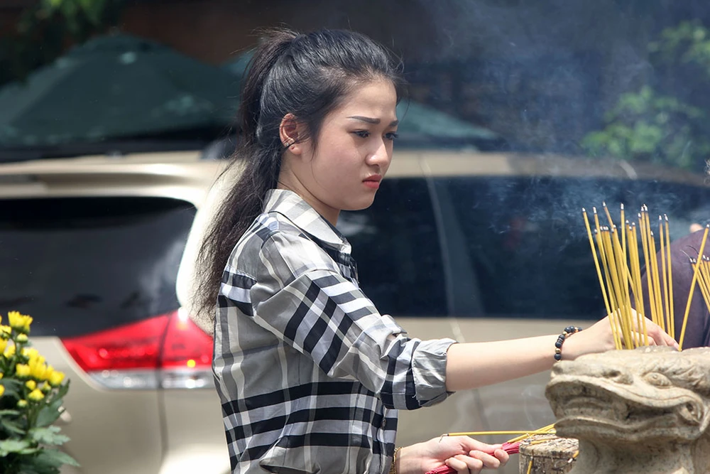 Già trẻ “đội nắng” lên chùa trong ngày lễ Vu lan ảnh 17