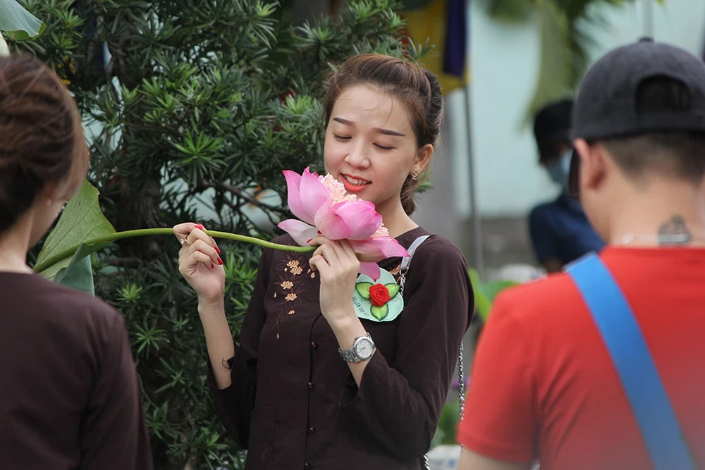Già trẻ “đội nắng” lên chùa trong ngày lễ Vu lan ảnh 18