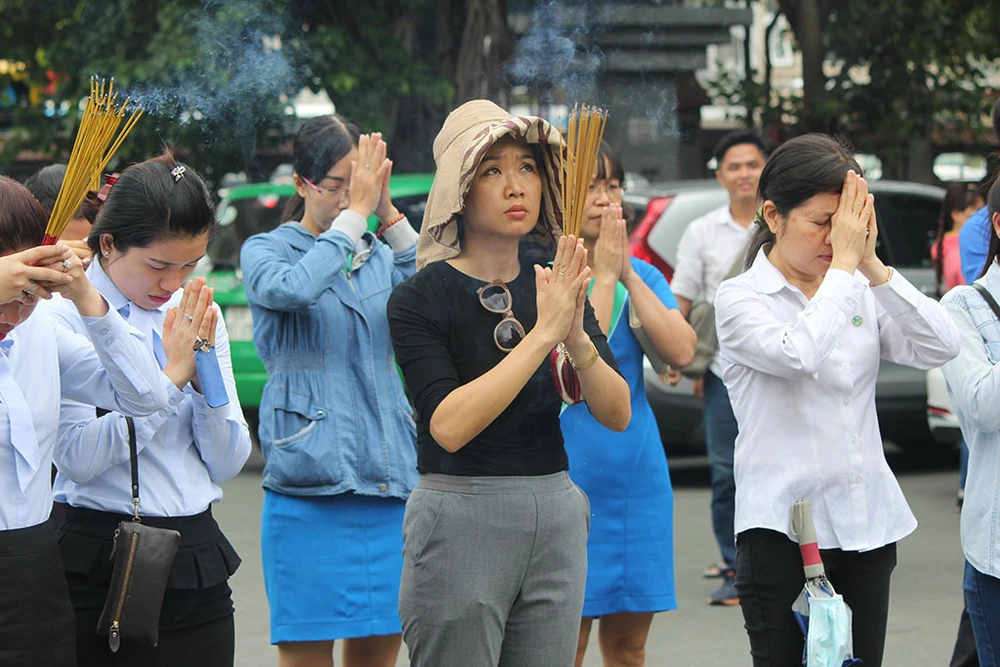Già trẻ “đội nắng” lên chùa trong ngày lễ Vu lan ảnh 1