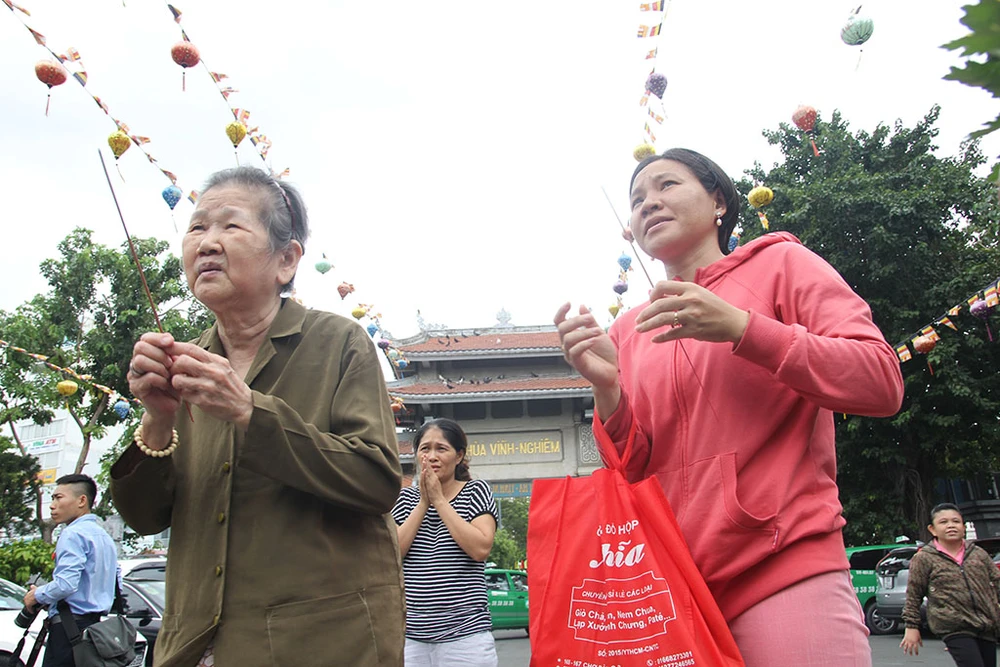 Già trẻ “đội nắng” lên chùa trong ngày lễ Vu lan ảnh 2