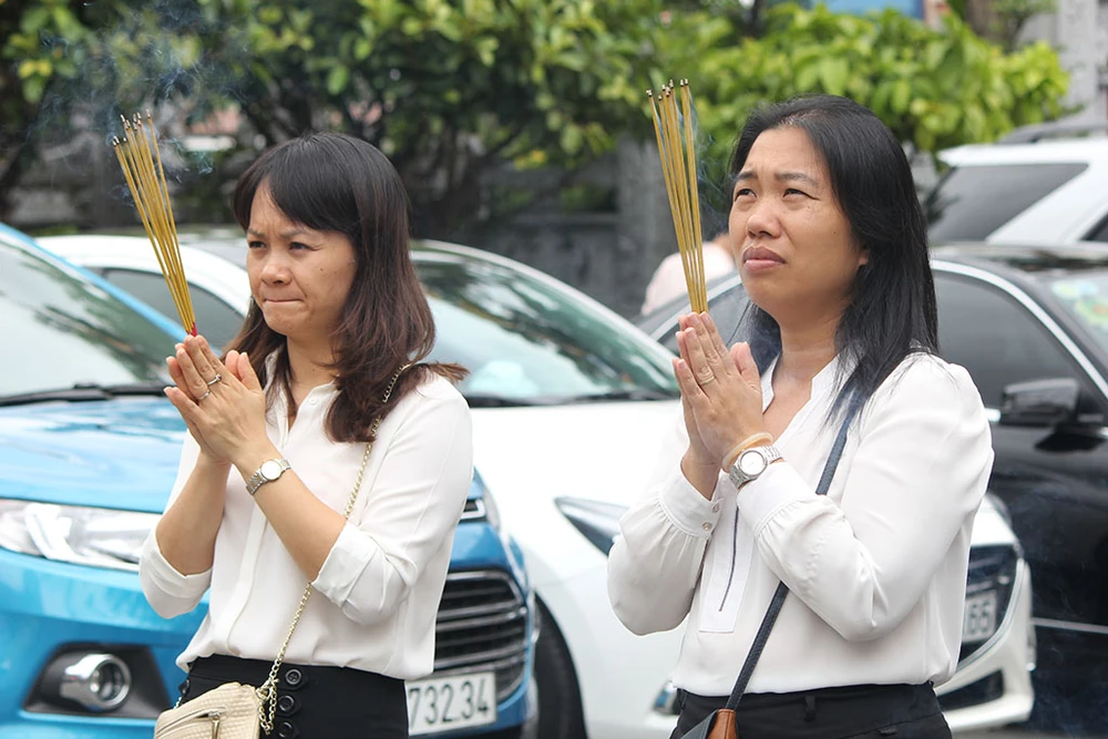 Già trẻ “đội nắng” lên chùa trong ngày lễ Vu lan ảnh 3