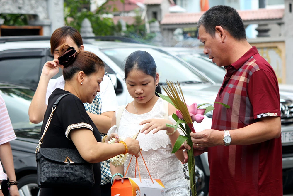 Già trẻ “đội nắng” lên chùa trong ngày lễ Vu lan ảnh 4