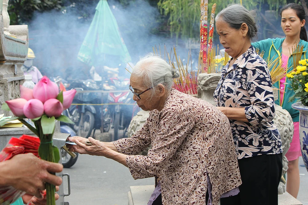 Già trẻ “đội nắng” lên chùa trong ngày lễ Vu lan ảnh 7