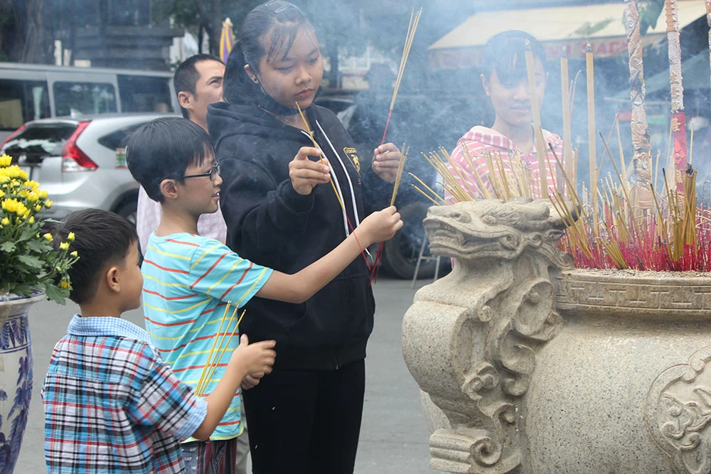 Già trẻ “đội nắng” lên chùa trong ngày lễ Vu lan ảnh 8