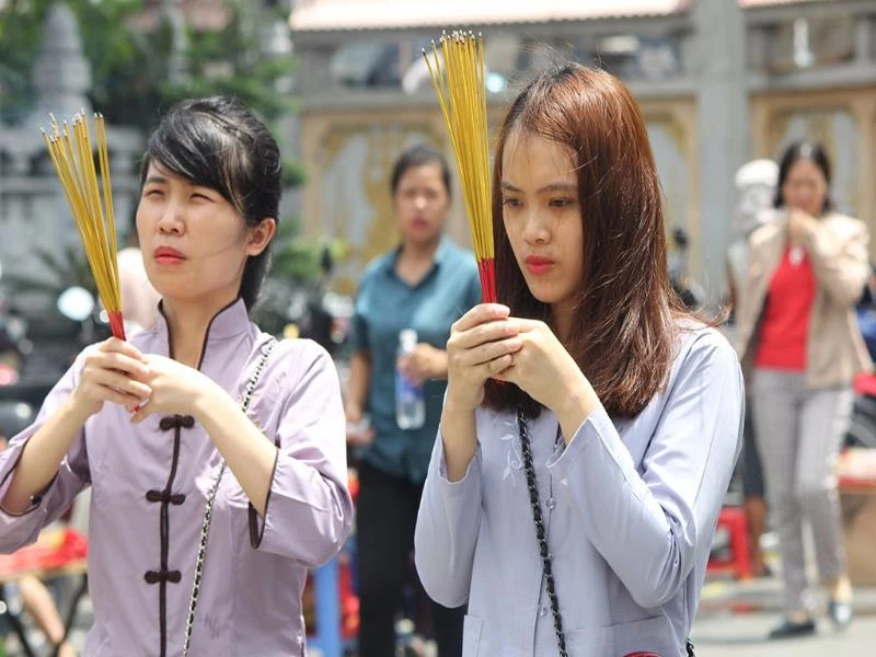 Hai cô gái cầu nguyện giữa trời nắng