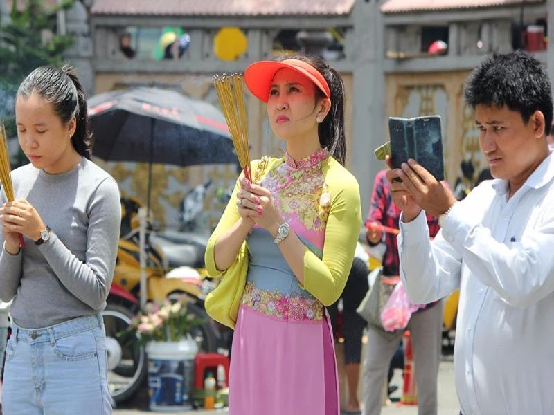 Người dân tranh thủ giờ nghỉ trưa để đến chùa cầu an