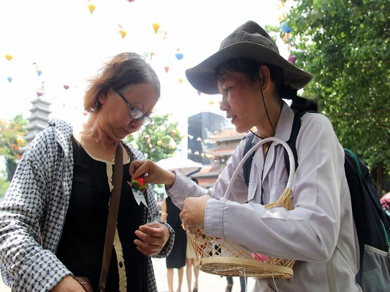 Hoa hồng cài áo cho người đến chùa trong ngày lễ Vu Lan