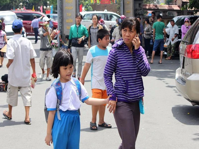 Sau giờ học, các em nhỏ được phụ huynh dắt đến chùa cầu bình an trong ngày lễ Vu Lan