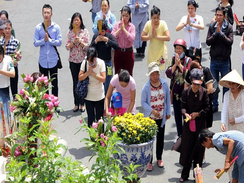 Dù trời nắng, nhưng từng người lặng lẽ chắp tay cầu nguyện.