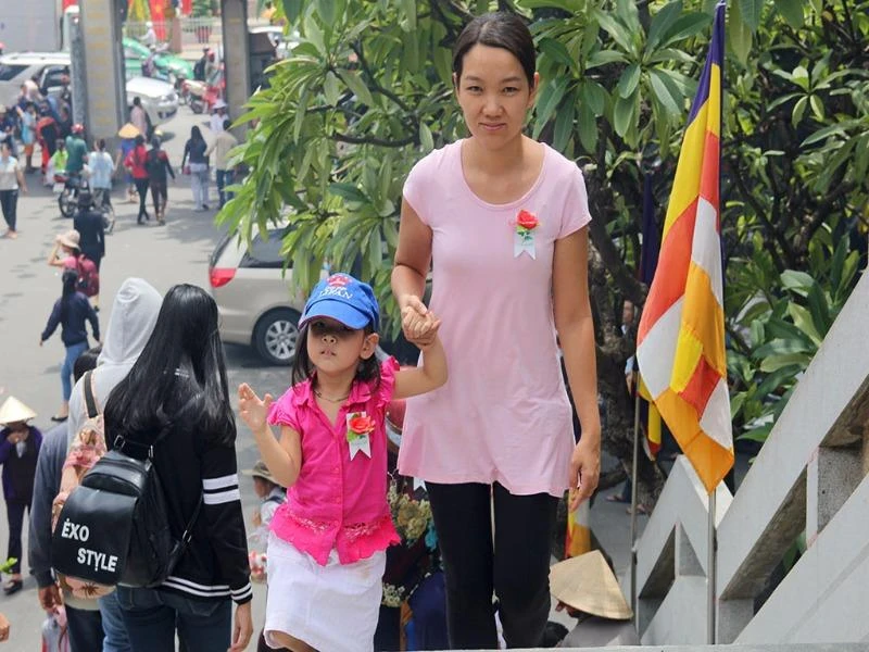 Chị Nguyễn Thị Kim Ngân (quận 1) đi cùng con gái 4 tuổi và hai người mẹ của mình đến chùa thắp hương trong ngày lễ Vu Lan