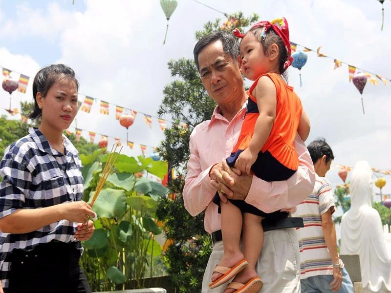 Các em nhỏ với vẻ mặt mệt mỏi vì phải đi dưới nắng trưa