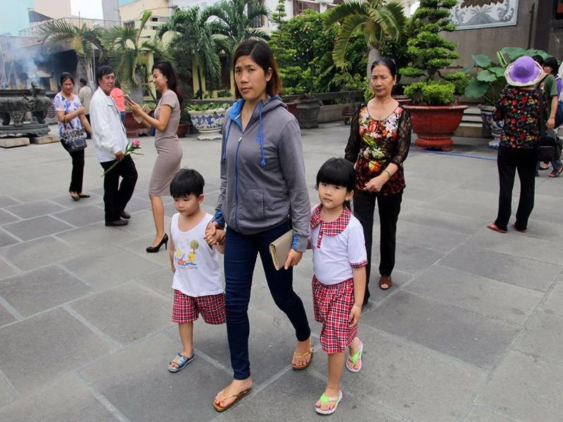 Hai em nhỏ được mẹ đưa đi chùa 