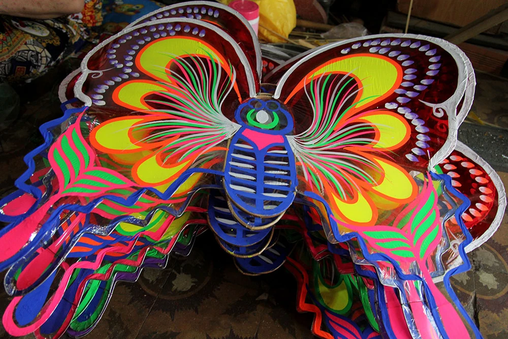 Đại gia đình ba thế hệ tất bật làm lồng đèn Trung thu ảnh 11