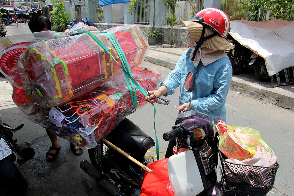 Đại gia đình ba thế hệ tất bật làm lồng đèn Trung thu ảnh 13