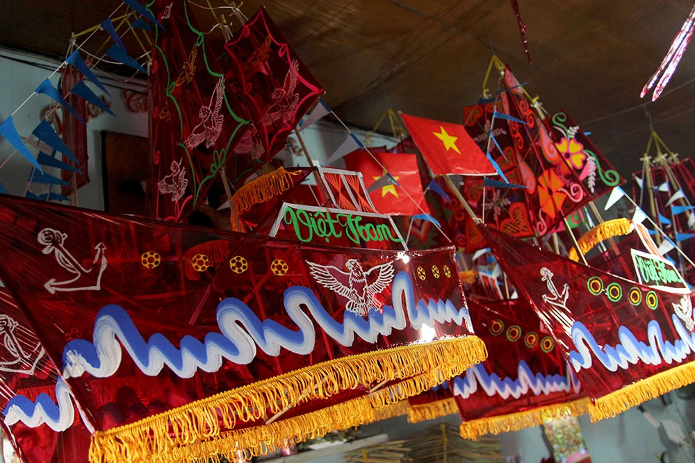 Đại gia đình ba thế hệ tất bật làm lồng đèn Trung thu ảnh 12