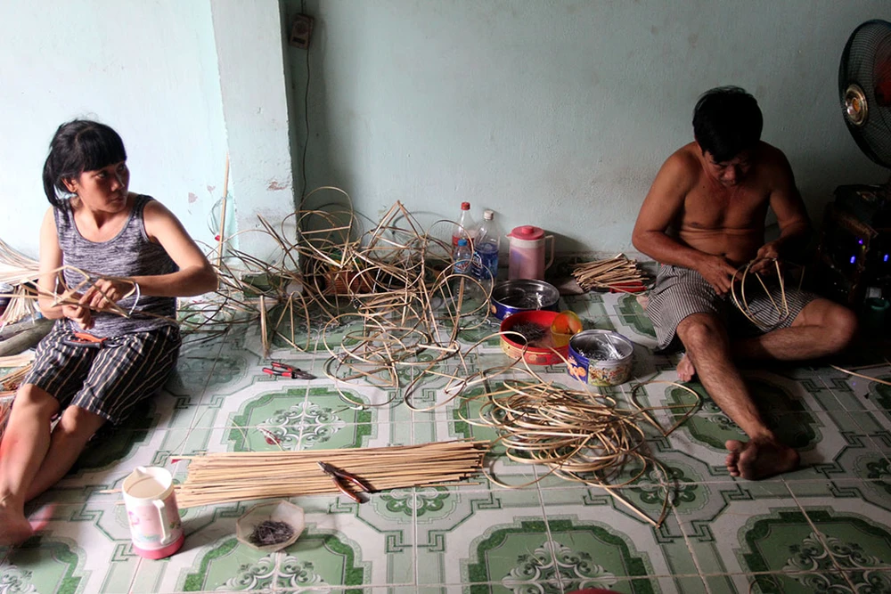 Đại gia đình ba thế hệ tất bật làm lồng đèn Trung thu ảnh 2