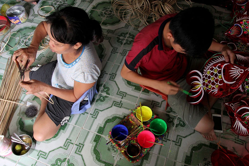 Đại gia đình ba thế hệ tất bật làm lồng đèn Trung thu ảnh 4