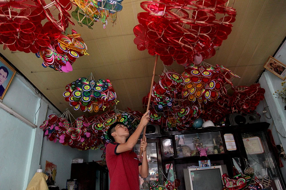 Đại gia đình ba thế hệ tất bật làm lồng đèn Trung thu ảnh 8