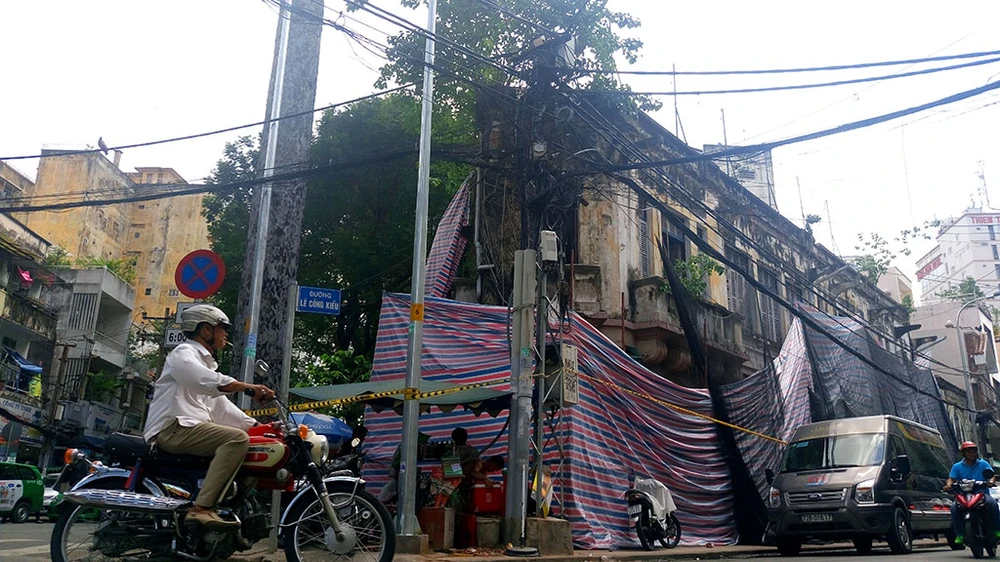 Đang đập bỏ ngôi biệt thự cổ số 5 Lê Công Kiều ảnh 1