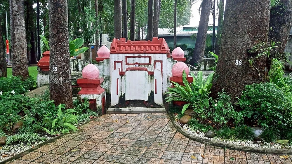 Kỳ bí khu mộ cổ hơn trăm năm trong Công viên Tao Đàn ảnh 1