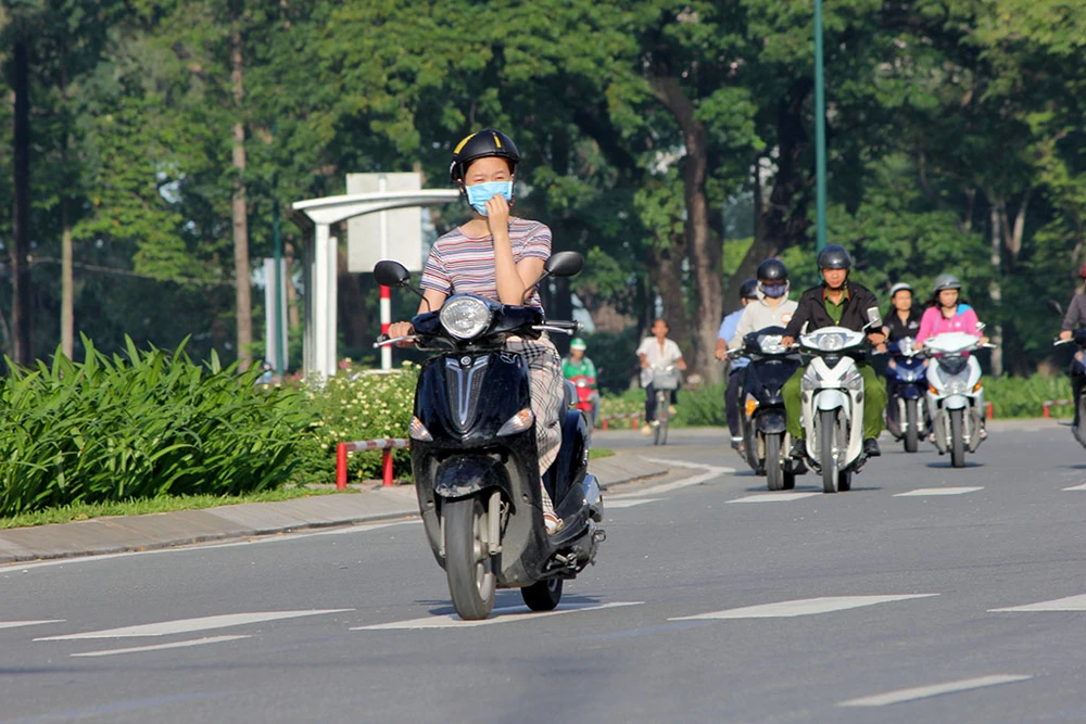Người dân đi làm buổi sáng trên tuyến đường mới thông xe.