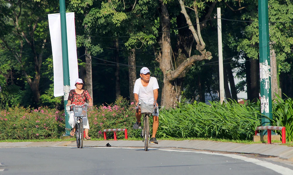 Người dân di chuyển trên tuyến đường mới.