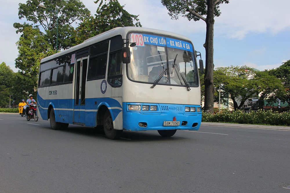 Xe buýt chạy trên tuyến đường Hồng Hà.