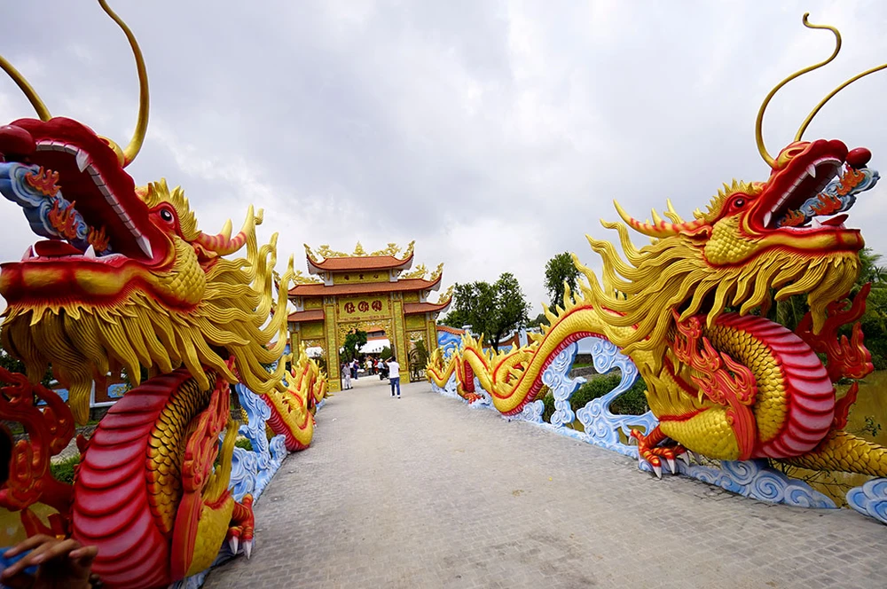 Hai con rồng lối vào nhà thờ tổ.