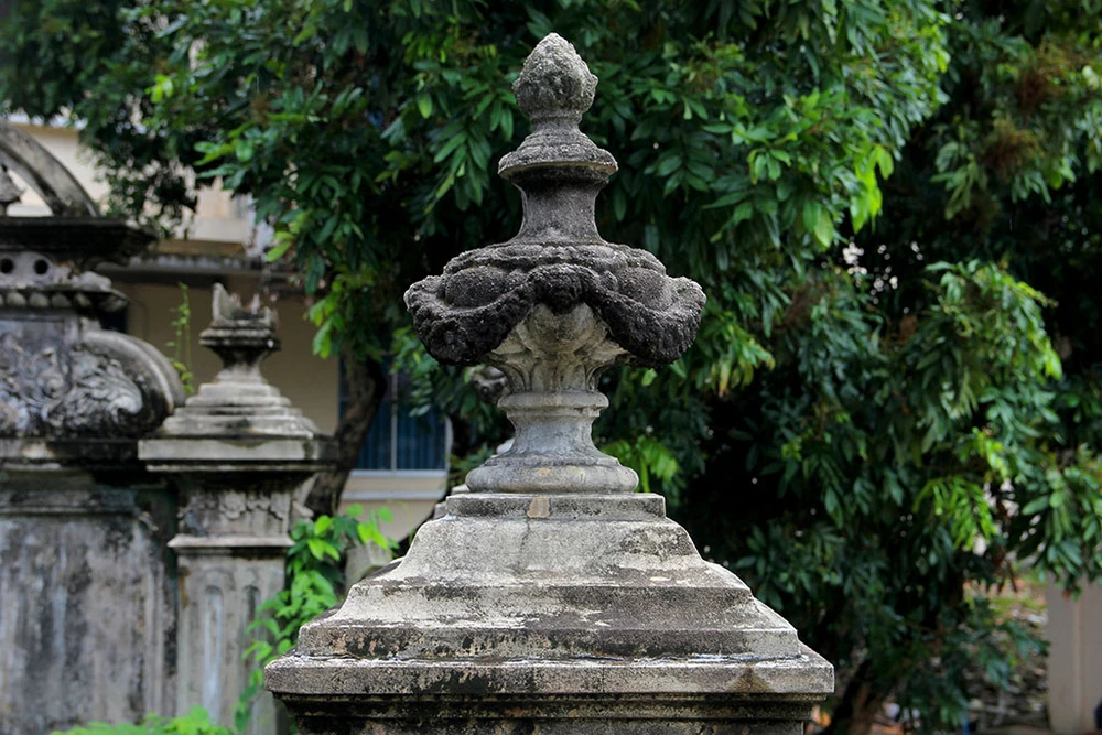 Mộ cổ kiến trúc Pháp trong khuôn viên Học viện Chính trị - Hành chính khu vực II ảnh 9