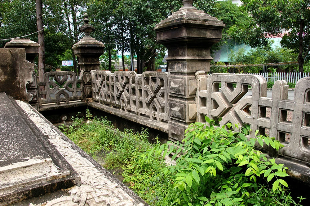 Mộ cổ kiến trúc Pháp trong khuôn viên Học viện Chính trị - Hành chính khu vực II ảnh 10