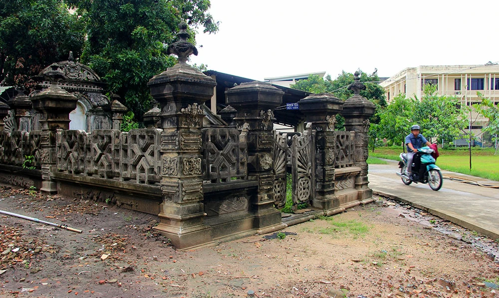 Mộ cổ kiến trúc Pháp trong khuôn viên Học viện Chính trị - Hành chính khu vực II ảnh 1