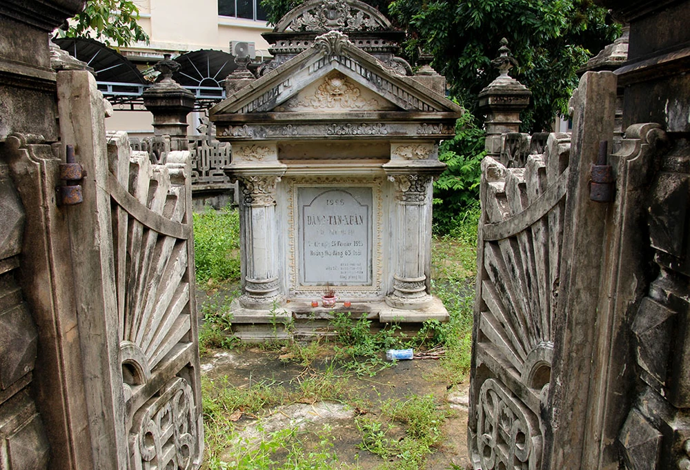 Mộ cổ kiến trúc Pháp trong khuôn viên Học viện Chính trị - Hành chính khu vực II ảnh 2