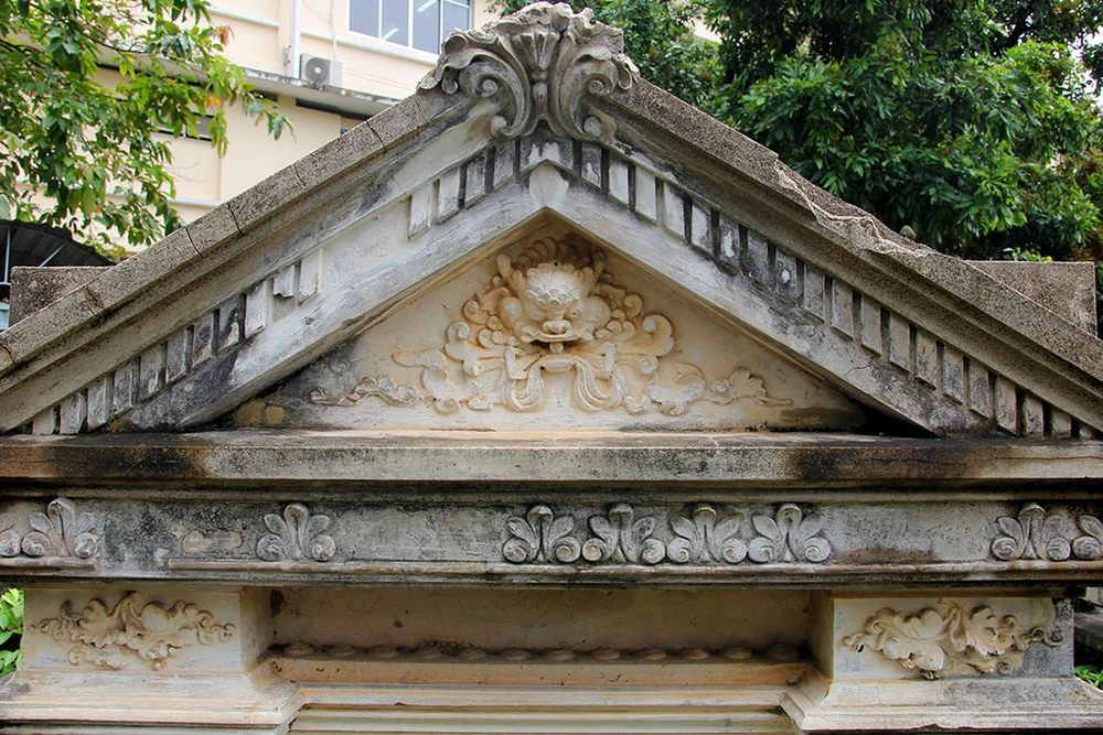 Mộ cổ kiến trúc Pháp trong khuôn viên Học viện Chính trị - Hành chính khu vực II ảnh 4